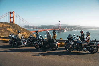 Motorcyklister ved udsigtspunkt til Golden Gate Bridge, San Francisco i Californien - USA