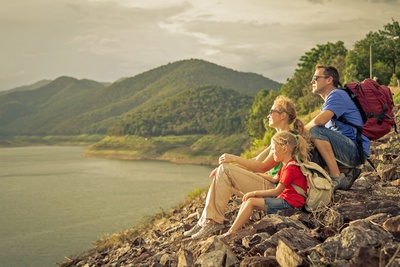 Familie ved en sø