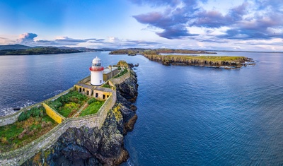 Irland, Wild Atlantic Way - Rotten Island Lighthouse med Killybegs i baggrunden