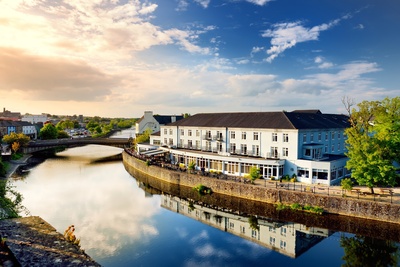 Irland, Kilkenny - Kilkenny Rivercourt Hotel spejler sig i River Nore