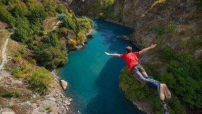 Bungy jumping fra Kawarau Bridge på Sydøen i New Zealand