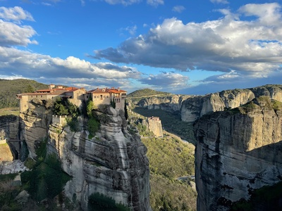 Kloster i Meteora i Grækenland - Foto: Luna Zhang, Unsplash
