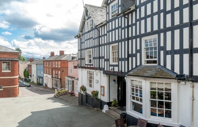 Montgomery - Dragon Hotel set udefra mod byens torv