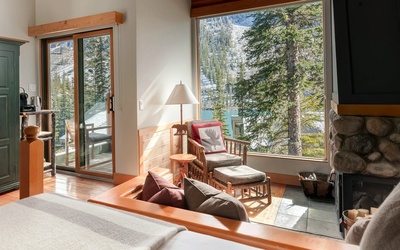 Moraine Lake Lodge, Deluxe-King-Cabins - Canada