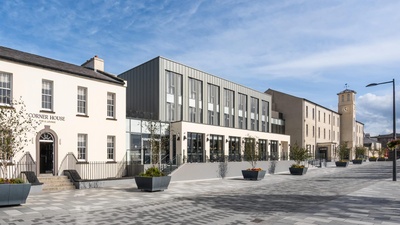 Nordirland, Londonderry - facaden af The Ebrington Hotel mellem nyt og gammelt