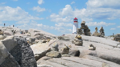 Peggy´s Cove Lighthouse og Inukshuks stenfigurer, Nova Scotia i Canada