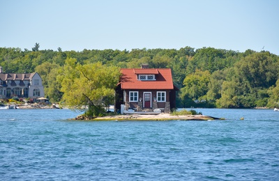 Lille hus på lille ø, St. Lawrence River og Thousand Islands mellem Canada og USA