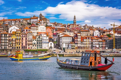 Douro floden i Porto med både og farverige huse - Portugal