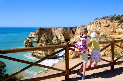 2 børn kigger ned på strand i Algarve, Portugal