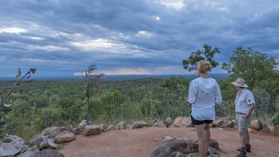Solnedgang over Undara Vulcanic Park Lookout, Queensland i Australien