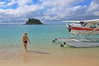 Whitsunday Island - ung kvinde ved vandflyver på lækker strand, Australien - copyright Jason Hill and Tourism & Events Queensland