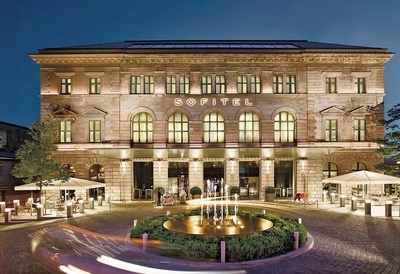 Sofitel Munich Bayerpost i München i Sydtyskland - Indgang og facaden
