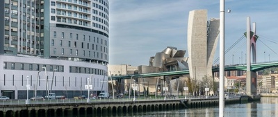  Spanien, Bilbao, Vincci Consulado de Bilbao - hotellets facade mod floden med Guggenheim Museet i baggrunden