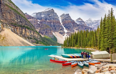 Turister ved kanoer på Lake Moraine, Alberta i Canada