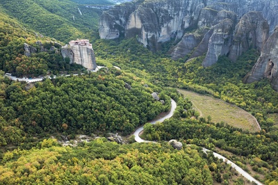 Vej til klostrene i Meteora - Grækenland - Foto: Qingqing Cai, Unsplash