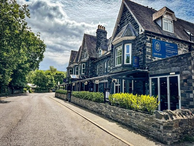 Wales, Betws-y-Coed - Gwydyr Hotel set fra hovedgaden