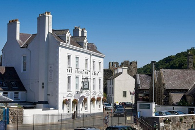 Wales, Conwy - Erskin Arms and Y Capel set fra gaden