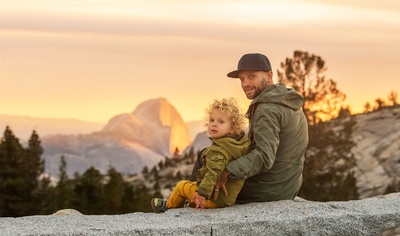Far og søn i Yosemite National Park - Californien