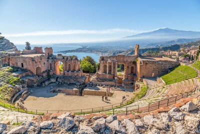 Udsigt til Etna fra det græske teater i Taormina, som er oplagt at besøge på rejse til Sicilien