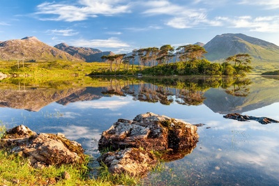 Derryclare Lough i Connemaras frodige natur i Irland