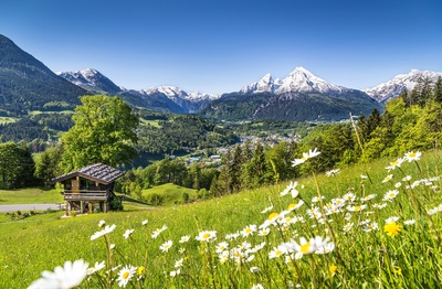 Udsigt til Berchtesgaden, bjerge og smuk natur