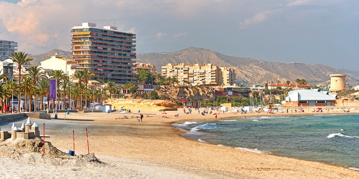 Strandbyen El Campello lige nord for Alicante