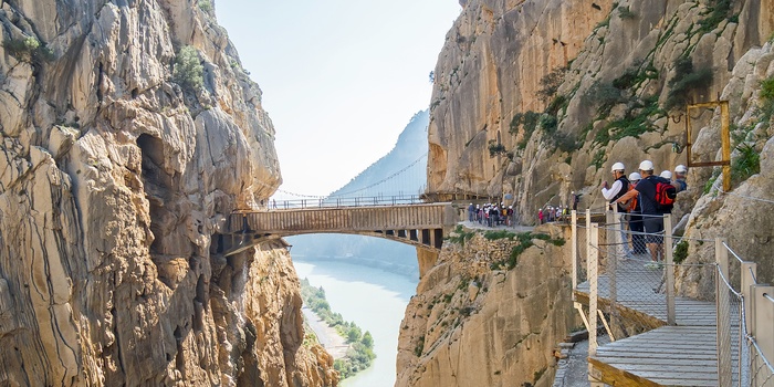 Turister går på Caminito del Rey i Andalusien