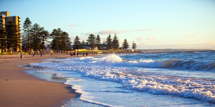 Stranden i bydelen Glenelg i Adelaide, South Australia