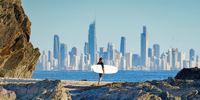 Surfer og Gold Coast i baggrunden - Queensland i Australien