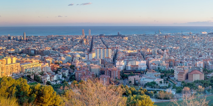 Panoramaudsigt ud over Barcelona om aftenen, Spanien