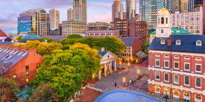 Boston skyline med Faneuil Hall og Quincy Market i skumringen