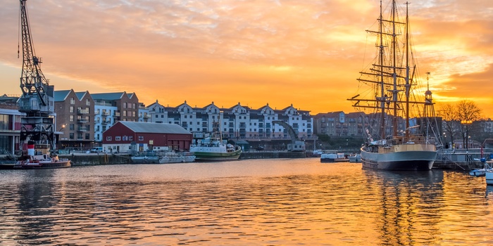 Solnedgang over Bristol havn, England