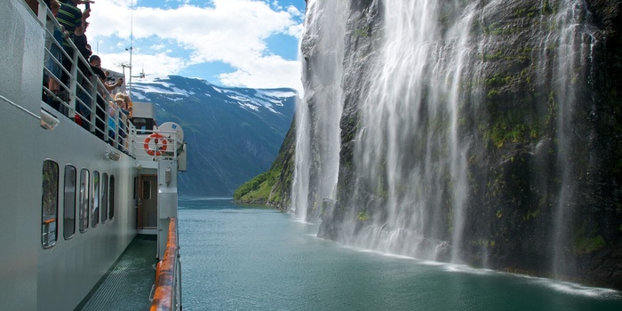 Vandfaldet Brudesløret i Geirangerfjorden Foto Øyvind Hem-VisitNorway