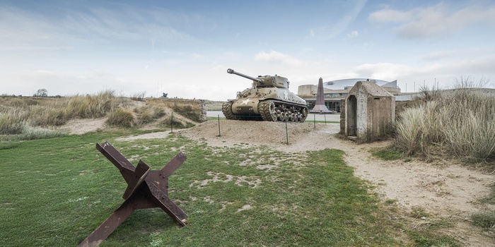 Bunker og tank fra 2. verdenskrig på Utah Beach i Normandiet