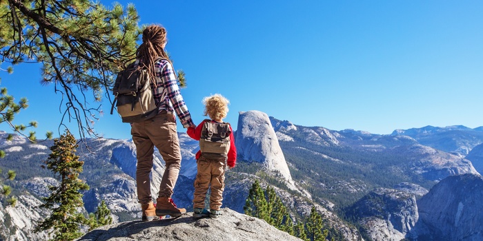 Mor og søn på vandretur i Yosemite Nationalpark, Californien