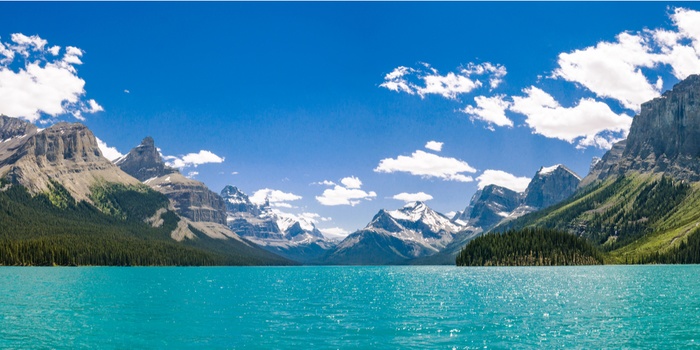 Bjergsøen Maligne Lake i Alberta, Canada