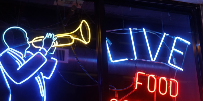 Skilt til natklub med livemusik i Chicago, USA