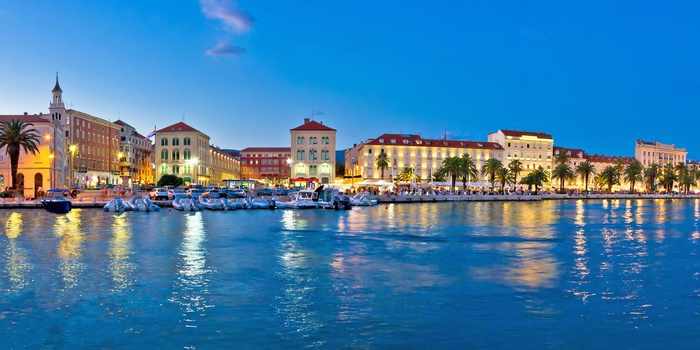 Havnepromenaden i Split om aftenen, Dalmatien i Kroatien