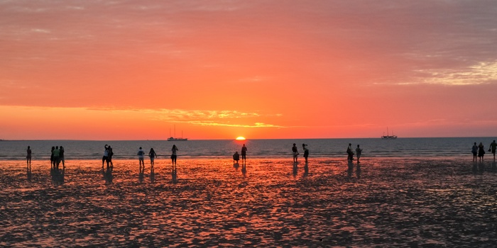 Familie og venner nyder solnedgangen på Mindi Beach i Darwin - Australien