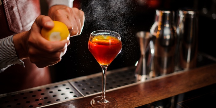 Mixology bartender laver en drink 