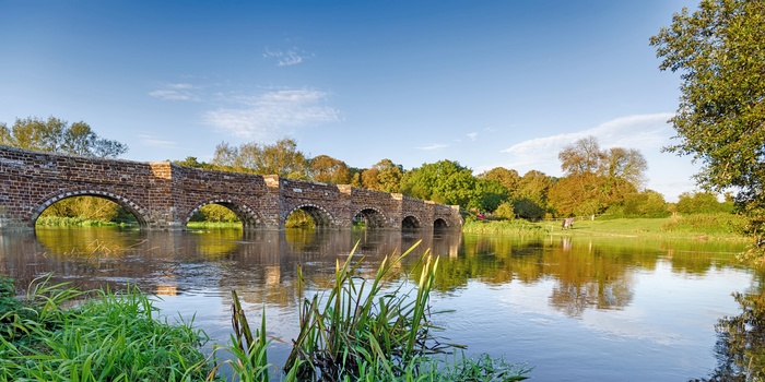 Floden Stour og bro i Dorset, England