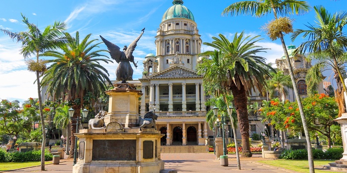 Rådhuset i Durban med krigsmonument i forgrunden, Sydafrika