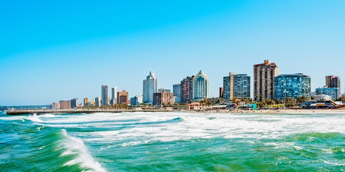 Højhuse lang strandpromenaden i Durban, Sydafrika