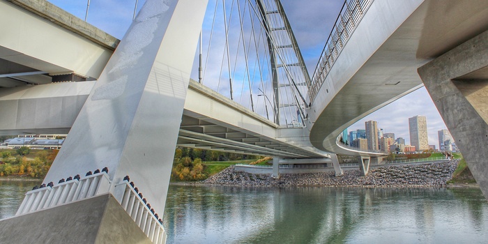 Bro over floden North Saskatchewan i Edmonton, Alberta i Canada