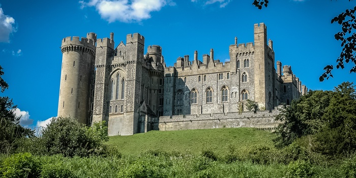 Arundel Castle på sin bakketop i West Sussex, England 