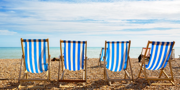 Strandstole på stranden i Brighton i Sydengland