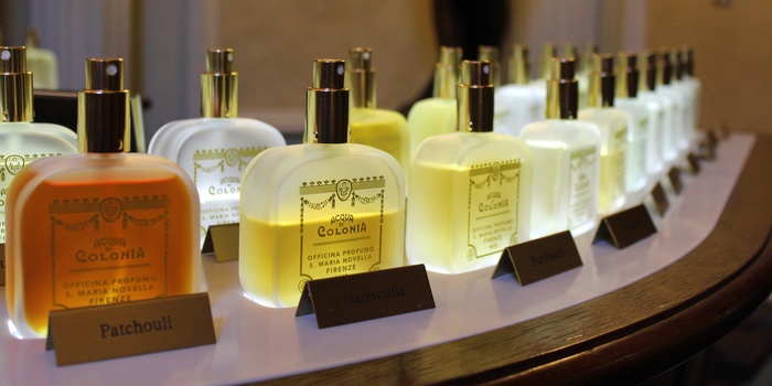 Parfumer i Santa Maria Novella apoteket i Firenze, Italien