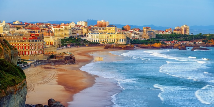 Biarritz' kystlinje med det ikoniske Hôtel du Palais i Sydvestfrankrig