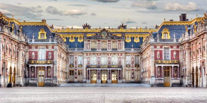 Den berømte glaspyramiden foran Louvre