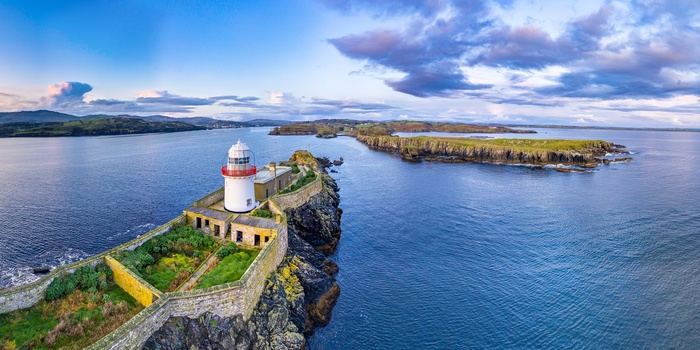 Irland, Wild Atlantic Way - Rotten Island Lighthouse med Killybegs i baggrunden